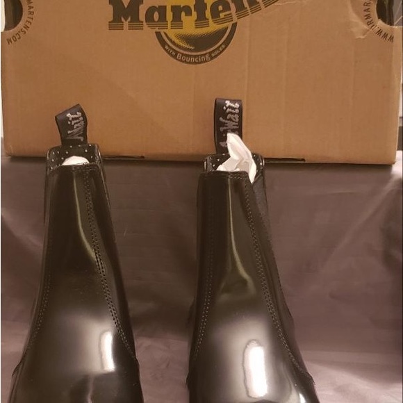 Dr. Martens 2976 Chelsea Boot - Picture 2 of 4